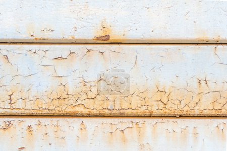 Foto de Fondo de panel de metal blanco oxidado y rayado - detalle en rayas - Imagen libre de derechos