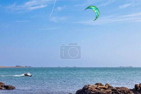 Foto de Experto atleta de mediana edad kitesurf en el frío mar del norte de Francia en Bretaña - Imagen libre de derechos