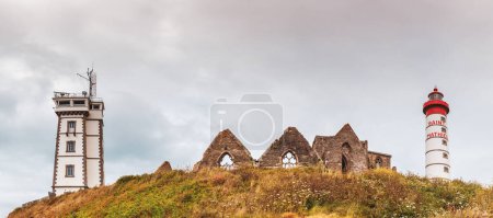 Téléchargez les photos : Vue panoramique sur le phare et les ruines de l'abbaye Sainte-Matheau sur la côte océanique de Bretagne france - en image libre de droit