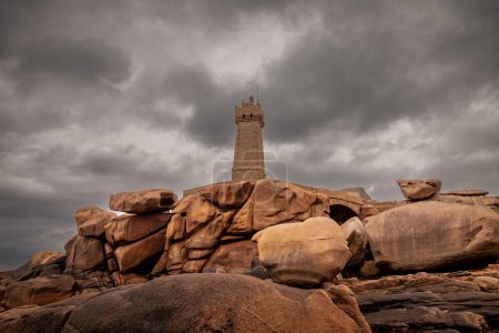Téléchargez les photos : Vue panoramique sur le célèbre phare de Ploumanach parmi les rochers roses géants de Bretagne. Concept de merveilles dans le monde - en image libre de droit