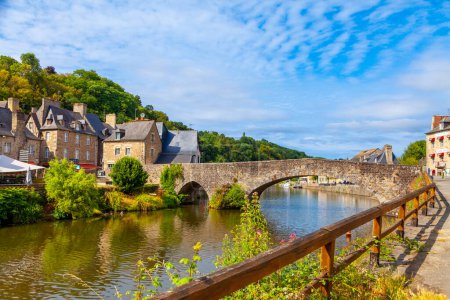Panoramablick auf alte Steinbrücke und historische mittelalterliche Häuser, die sich im Fluss La Rance in Dinan Stadthafen Bretagne spiegeln Frankreich