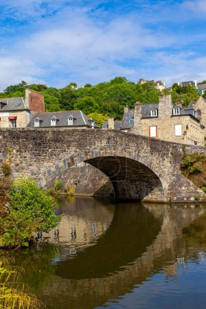 Téléchargez les photos : Vue panoramique sur le vieux pont en pierre et les maisons médiévales historiques reflétant la rivière La Rance dans la ville de Dinan port Bretagne France - en image libre de droit