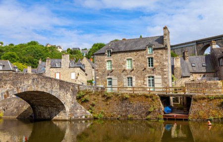 Foto de Vista panorámica del viejo puente de piedra y casas medievales históricas que reflejan en el río La Rance en el puerto de Dinan ciudad Bretaña Francia - Imagen libre de derechos