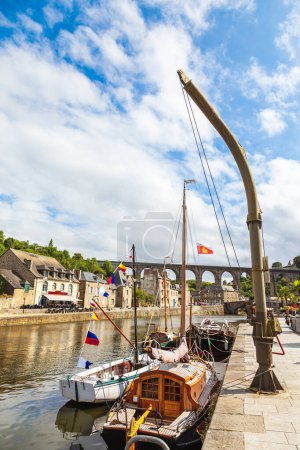 Foto de Vista panorámica del pequeño puerto deportivo en el río la Rance en el pueblo de Dinan Bretaña Francia - Imagen libre de derechos