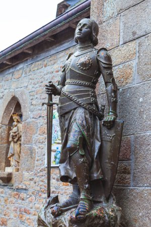 Foto de Estatua de Juana de Arco guerrera y santa en el pueblo fortificado de Mont Saint Michel Normandía Francia - Imagen libre de derechos