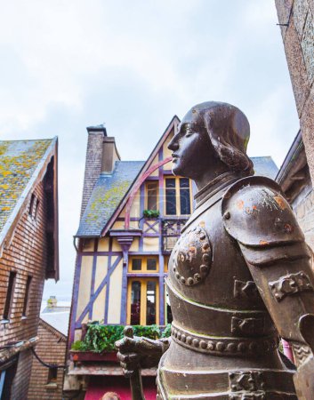 Téléchargez les photos : Statue de Jeanne d'Arc guerrière et sainte dans le village fortifié du Mont Saint Michel Normandie France - en image libre de droit