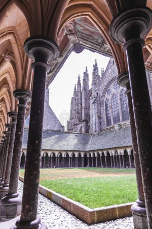Foto de Claustro externo de la catedral medieval del Mont Saint Michel en un día lluvioso - viaje y concepto de vacaciones - Imagen libre de derechos