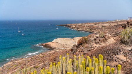 Téléchargez les photos : Vue de dessus de la plage sauvage golden diego hernandez - concept de voyage et de vacances - en image libre de droit