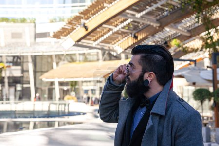 Téléchargez les photos : Jeune homme d'affaires hipster voyageant à travers une capitale européenne - en image libre de droit