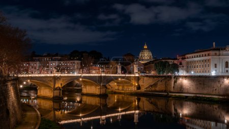 Téléchargez les photos : Vue de nuit sur le pont Vittorio Emanuele et la coupole de San Pietro reflétée dans le Tibre à Rome - en image libre de droit