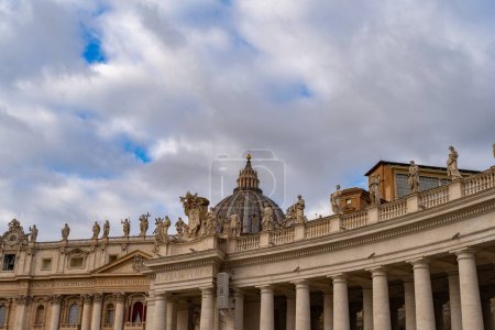 Téléchargez les photos : Détail des colonnes et des statues du Bernin sur la place Saint-Pierre à Rome - en image libre de droit