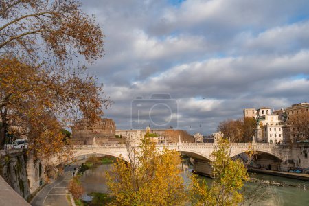 Téléchargez les photos : Paysage urbain d'hiver diurne d'un pont et d'une rivière tibrée à Rome - concept de voyage - en image libre de droit
