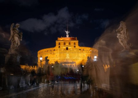 Téléchargez les photos : Vue de nuit sur la forteresse de Castel Sant'Angelo et le pont de Sant'Angelo - concept de voyage - en image libre de droit