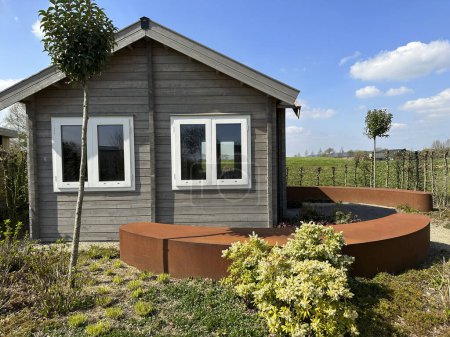 Foto de Appeltern, Países Bajos, 09 de abril de 2023: El parque de inspiración del jardín para toda la familia. Pequeña casa con diseño de jardín. Plataformas de acero de desgaste - Imagen libre de derechos