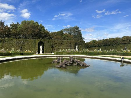 Foto de Versalles, Francia, 12 de agosto de 2023: Parque de Versalles. Estanque con fuente Pirámide de Girardon en los jardines de Versalles - Imagen libre de derechos