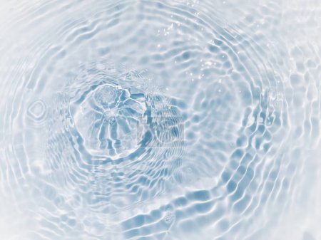 Defocus verschwommen transparent weiß gefärbt klare ruhige Wasseroberfläche Textur mit Spritzern und Blasen. Trendige abstrakte Natur Hintergrund. Wasserwellen im Sonnenlicht mit Kopierraum. Weißwasserschiessen