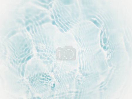 Defocus verschwommen transparent weiß gefärbt klare ruhige Wasseroberfläche Textur mit Spritzern und Blasen. Trendige abstrakte Natur Hintergrund. Wasserwellen im Sonnenlicht mit Kopierraum. Weißwasserschiessen
