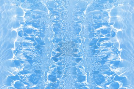 Defocus verschwommen transparent blau gefärbt klare ruhige Wasseroberfläche Textur mit Spritzern und Blasen. Trendige abstrakte Natur Hintergrund. Wasserwellen im Sonnenlicht mit Laugen. Blaues Wasser leuchtet