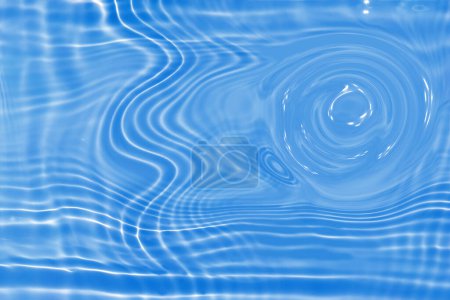 Defocus verschwommen transparent blau gefärbt klare ruhige Wasseroberfläche Textur mit Spritzern und Blasen. Trendige abstrakte Natur Hintergrund. Wasserwellen im Sonnenlicht mit Laugen. Blaues Wasser leuchtet 