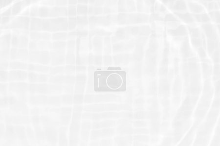 Foto de Agua blanca con ondas en la superficie. Desenfoque borrosa transparente de color blanco claro textura de la superficie del agua calma con salpicaduras y burbujas. Ondas de agua con brillante patrón de textura de fondo. - Imagen libre de derechos