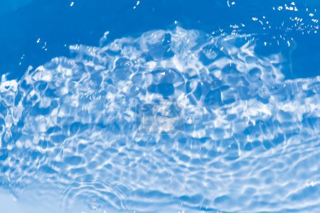 Blauwasserwellen an der Oberfläche wellen unscharf. Defocus verschwommen transparent blau gefärbt klare ruhige Wasseroberfläche Textur mit Spritzern und Blasen. Wasserwellen mit leuchtendem Muster Textur Hintergrund.
