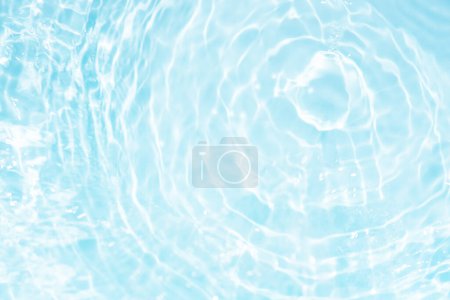 Blauwasserwellen an der Oberfläche wellen unscharf. Defocus verschwommen transparent blau gefärbt klare ruhige Wasseroberfläche Textur mit Spritzern und Blasen. Wasserwellen mit leuchtendem Muster Textur Hintergrund.
