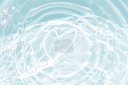 Eau bleue avec des ondulations à la surface. Défocus flou transparent bleu clair texture de surface de l'eau calme avec éclaboussures et bulles. vagues d'eau avec motif brillant texture fond.