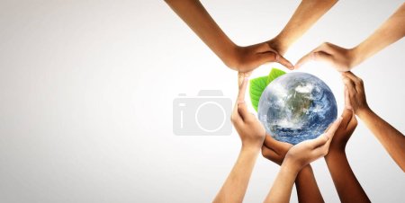 Foto de Símbolo conceptual de manos humanas multirraciales que rodean el globo terráqueo. Unidad, paz mundial, concepto de humanidad. Día Mundial del Medio Ambiente - Concepto del Día de la Tierra. Elementos de esta imagen proporcionados por la NASA. - Imagen libre de derechos