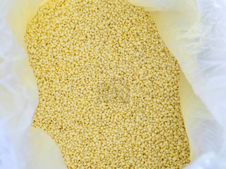 Petits granulés ronds jaune clair sont des engrais chimiques, nitrate de calcium