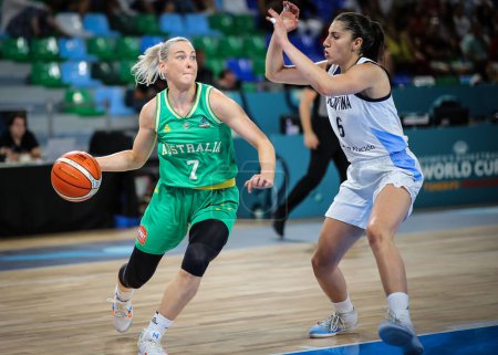 Foto de España, Tenerife, 23 de septiembre de 2018: Jugadora australiana de baloncesto Tess Madgen en acción durante la Copa Mundial de Baloncesto Femenino FIBA 2018 - Imagen libre de derechos