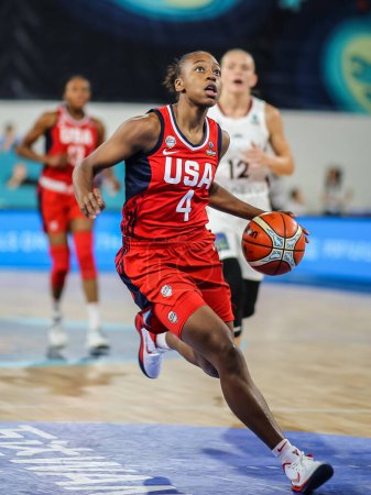 Foto de España, Tenerife, 25 de septiembre de 2018: jugadora de baloncesto femenina para la selección estadounidense Jewell Loyd en acción durante la Copa Mundial de Baloncesto Femenino FIBA 2018 - Imagen libre de derechos