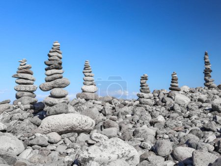 Téléchargez les photos : De nombreuses tours de pierres grises en équilibre - en image libre de droit