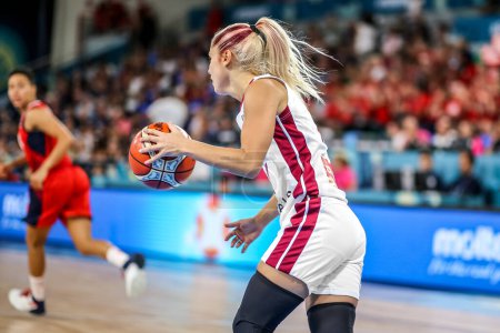 Foto de España, Tenerife, 25 de septiembre de 2018: La jugadora de baloncesto letona Elina Babkina en acción - Imagen libre de derechos