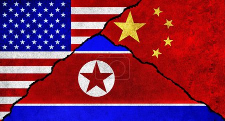 Die Flagge der USA, Chinas und Nordkoreas weht gemeinsam an der Wand. Diplomatische Beziehungen zwischen den Vereinigten Staaten, Nordkorea und China