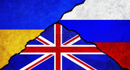 Téléchargez les photos : Russie, Ukraine et Royaume-Uni (UK) drapeau ensemble sur le mur. Relations diplomatiques entre la Russie, la Grande-Bretagne et l'Ukraine - en image libre de droit
