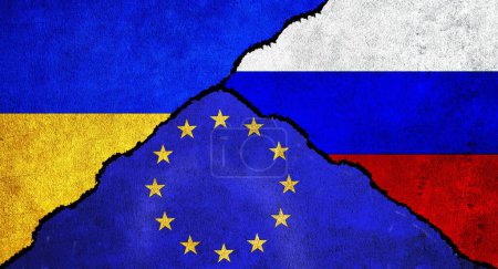 Téléchargez les photos : La Russie, l'Ukraine et l'Union européenne (UE) drapeaux ensemble sur le mur. Relations diplomatiques entre la Russie, l'UE et l'Ukraine - en image libre de droit