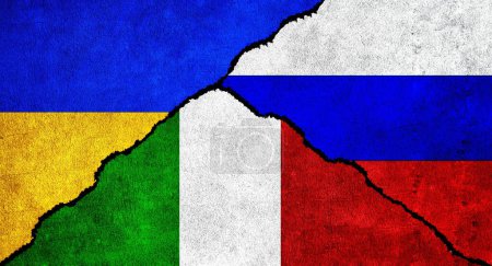 Rusia, Ucrania e Italia banderas juntas en la pared. Relaciones diplomáticas entre Rusia, Italia y Ucrania