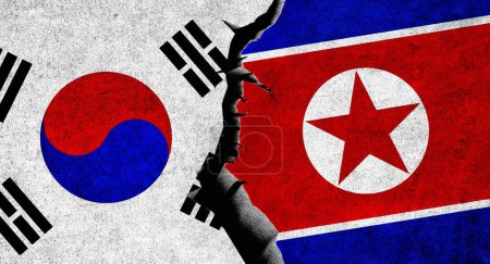Téléchargez les photos : Corée du Nord et Corée du Sud drapeaux sur le mur avec fissure. Corée du Sud et conflit nord-coréen - en image libre de droit