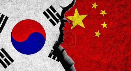 Téléchargez les photos : Drapeau de la Chine et de la Corée du Sud sur le mur avec fissure. Conflit Chine Corée du Sud - en image libre de droit