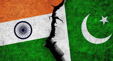 Téléchargez les photos : Drapeau de l'Inde et du Pakistan sur le mur avec fissure. Relations Pakistan-Inde - en image libre de droit