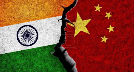 Téléchargez les photos : Drapeau de la Chine et de l'Inde sur le mur avec fissure. Chine Inde conflit - en image libre de droit