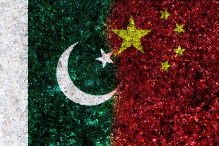 Téléchargez les photos : La Chine et le Pakistan ont peint des drapeaux sur un mur avec une texture grunge. Conflit Chine-Pakistan. Chine vs Pakistan - en image libre de droit
