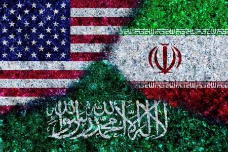 Téléchargez les photos : Drapeaux : États-Unis, Iran et Arabie saoudite. Drapeaux des États-Unis d'Amérique, d'Iran et d'Arabie saoudite sur le mur de texture - en image libre de droit