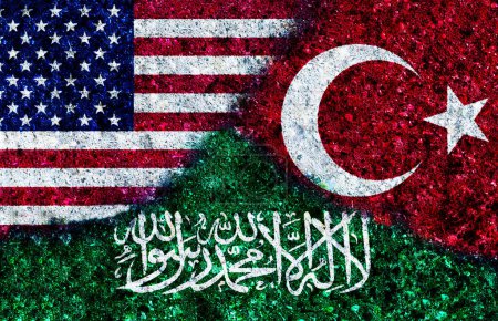 Téléchargez les photos : Drapeaux américains, turcs et saoudiens peints sur un mur de texture grunge - en image libre de droit