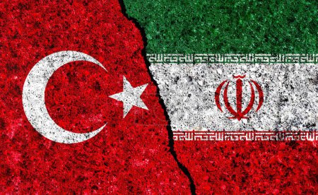 Téléchargez les photos : L'Iran et la Turquie ont peint des drapeaux sur le mur avec du crack. Iran Turquie relations - en image libre de droit