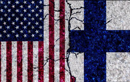 Téléchargez les photos : Les États-Unis et la Finlande ont peint des drapeaux sur le mur avec une texture grunge. États-Unis Finlande relations - en image libre de droit