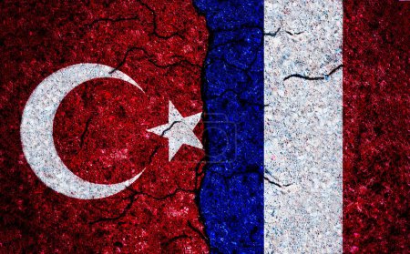 Téléchargez les photos : La Turquie et la France ont peint des drapeaux sur le mur avec une texture grunge. Conflit Turquie-France. France vs Turquie - en image libre de droit