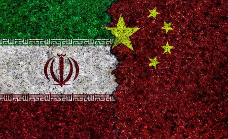 Téléchargez les photos : Drapeaux de Chine et d'Iran sur le mur avec texture grunge. Relations Chine-Iran. Drapeaux Iran et Chine ensemble - en image libre de droit