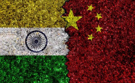 Téléchargez les photos : Chine et l'Inde ont peint des drapeaux sur le mur avec une texture grunge. Conflit Chine-Inde. Chine vs Inde - en image libre de droit