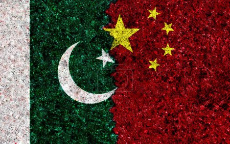 Téléchargez les photos : La Chine et le Pakistan ont peint des drapeaux sur le mur avec une texture grunge. Relations Chine-Pakistan - en image libre de droit